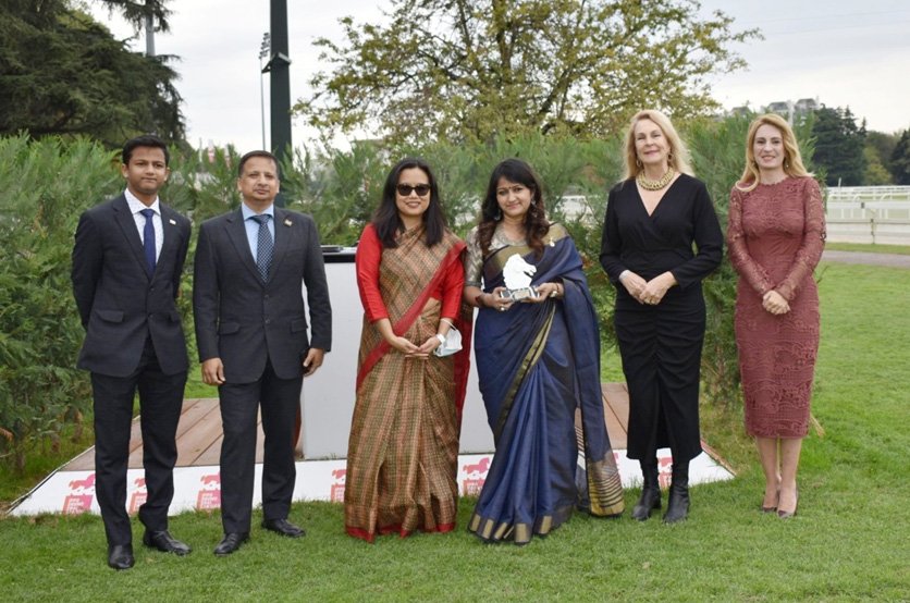 Indian artist Swati Ghosh wins The ‘Arte and Cavallo Trofeo’ award in Milan for her artwork “Power of Energy”